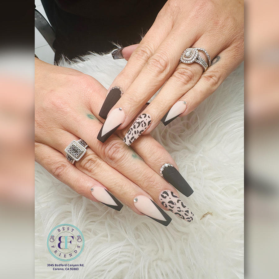 Minimalist nail design